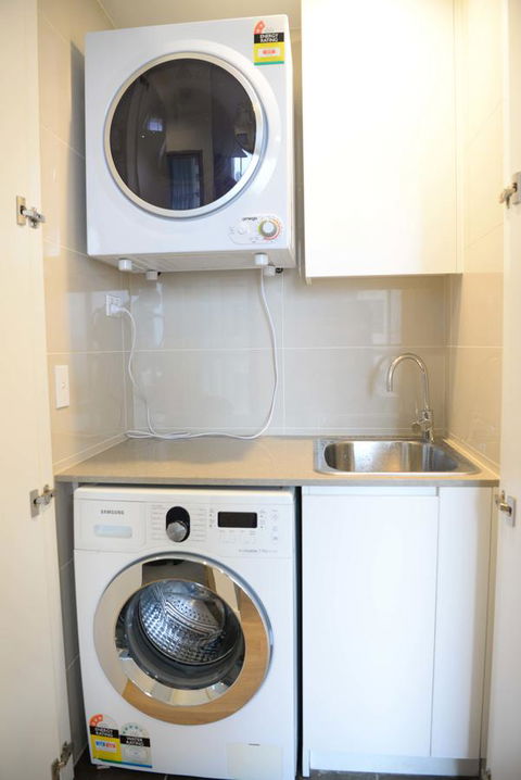 Sydney CBD Modern 2 Bedroom Apartment + Free Car Parking - Accommodation Main Beach 26