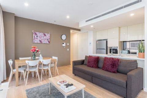 Sydney CBD Modern 2 Bedroom Apartment + Free Car Parking - Accommodation Main Beach 3