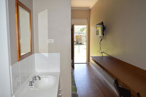 Brolga Hotel Motel - Coleambally - Accommodation Main Beach 3