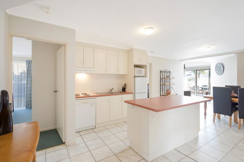 Black Dolphin Resort Motel & Apartments - Accommodation Main Beach 5