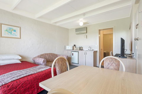 Black Dolphin Resort Motel & Apartments - Accommodation Main Beach 14
