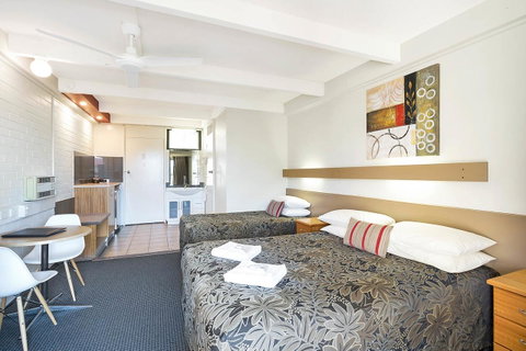 Black Dolphin Resort Motel & Apartments - Accommodation Main Beach 21