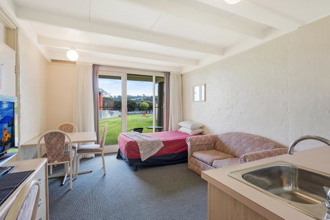 Black Dolphin Resort Motel & Apartments - Accommodation Main Beach 16