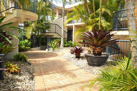 Outrigger Bay - Accommodation Main Beach 4