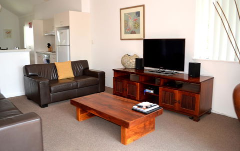 Outrigger Bay - Accommodation Main Beach 16