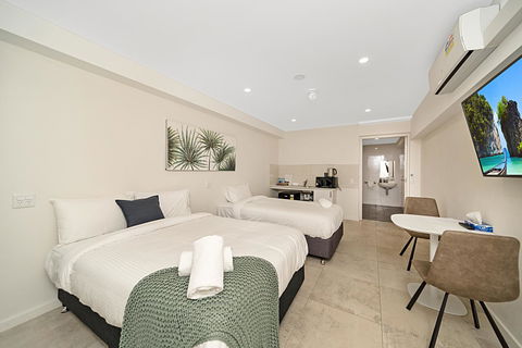 Carlton Suites - Accommodation Main Beach 0