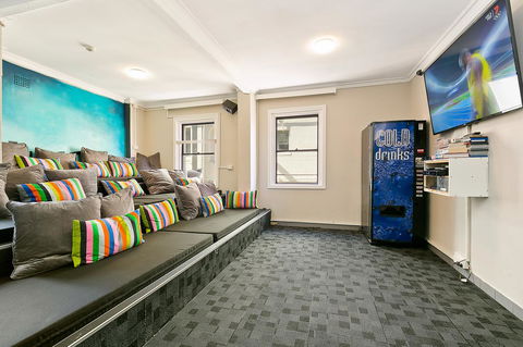 Mad Monkey Downtown - Accommodation Main Beach 8