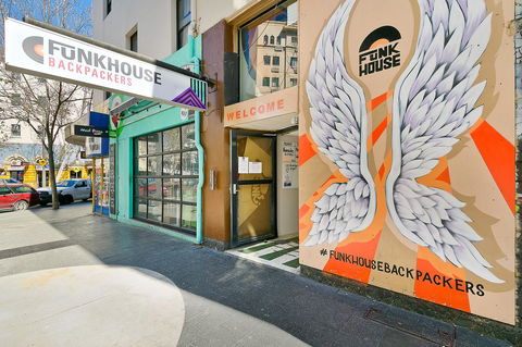 Mad Monkey Downtown - Accommodation Main Beach 0