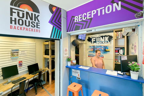 Mad Monkey Downtown - Accommodation Main Beach 3