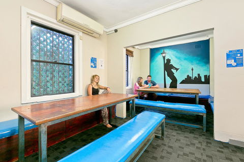 Mad Monkey Downtown - Accommodation Main Beach 7