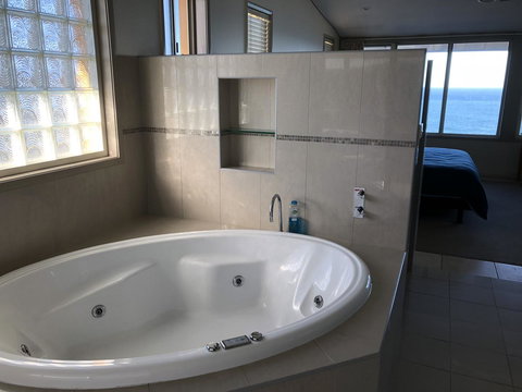 OceanScape Luxury Beachfront Villas - Accommodation Main Beach 5