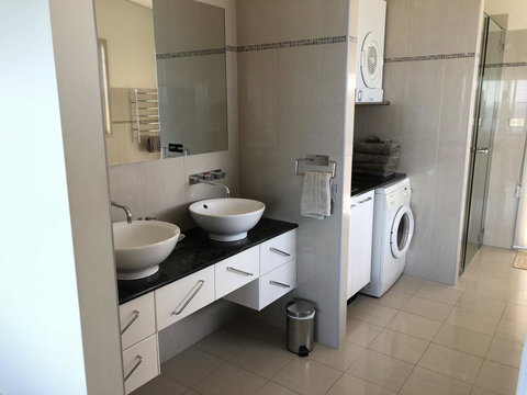 OceanScape Luxury Beachfront Villas - Accommodation Main Beach 4