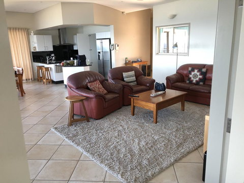 OceanScape Luxury Beachfront Villas - Accommodation Main Beach 8