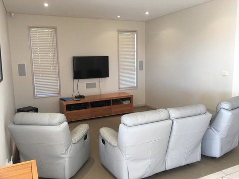 OceanScape Luxury Beachfront Villas - Accommodation Main Beach 1