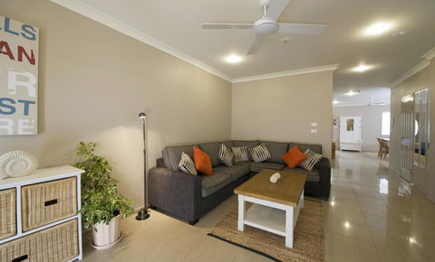 Marty's @ Little Beach - Accommodation Main Beach 11