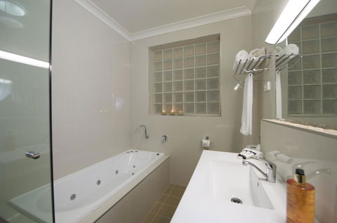 Marty's @ Little Beach - Accommodation Main Beach 19