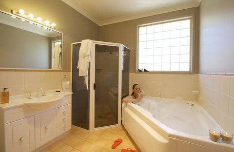 Marty's @ Little Beach - Accommodation Main Beach 5