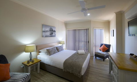 Marty's @ Little Beach - Accommodation Main Beach 25