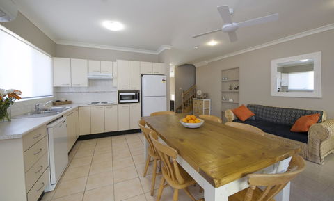 Marty's @ Little Beach - Accommodation Main Beach 10