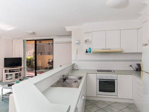 Horizons 1 - Accommodation Main Beach 5