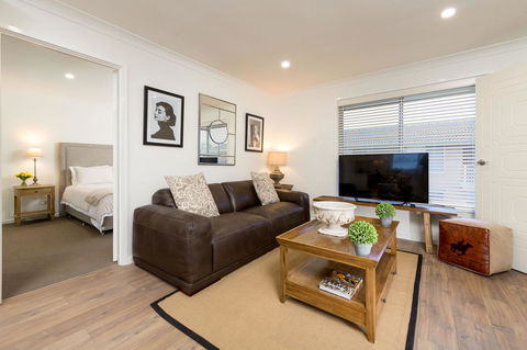 Sleeping In Style - Central & Sophisticated - Accommodation Main Beach 0