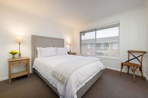 Sleeping In Style - Central & Sophisticated - Accommodation Main Beach 3