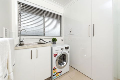 Sleeping In Style - Central & Sophisticated - Accommodation Main Beach 2