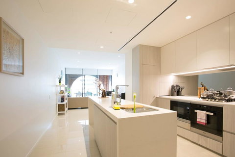 Newly Settled Three Bedrooms Apartment In CBD - Accommodation Main Beach 11