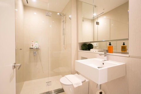 Newly Settled Three Bedrooms Apartment In CBD - Accommodation Main Beach 3