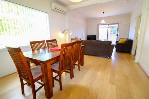 Interlude At Belmont - Accommodation Main Beach 9