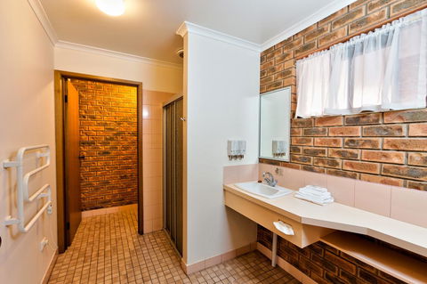 Hume Country Motor Inn - Accommodation Main Beach 35