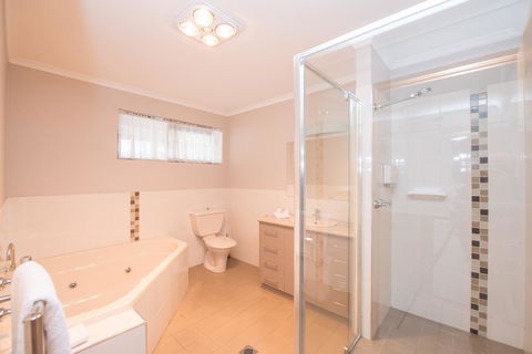 Hume Country Motor Inn - Accommodation Main Beach 29
