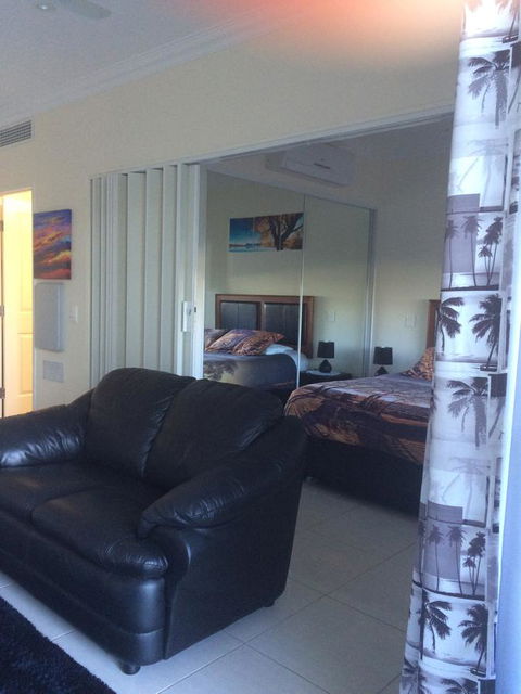 Nomikis\'On The Avenue - Accommodation Main Beach 14