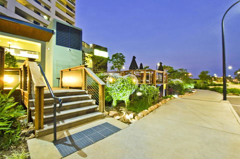 Nomikis\'On The Avenue - Accommodation Main Beach 2