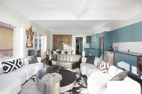 Art Deco Apartment With Breathtaking Water Views - Accommodation Main Beach 7