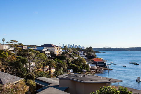 Art Deco Apartment With Breathtaking Water Views - Accommodation Main Beach 11