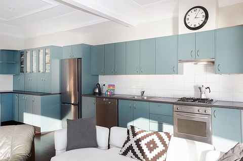 Art Deco Apartment With Breathtaking Water Views - Accommodation Main Beach 4