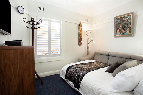 Art Deco Apartment With Breathtaking Water Views - Accommodation Main Beach 9