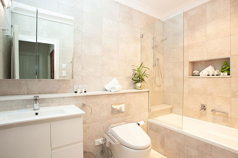 Art Deco Apartment With Breathtaking Water Views - Accommodation Main Beach 2