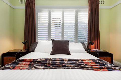 Art Deco Apartment With Breathtaking Water Views - Accommodation Main Beach 10