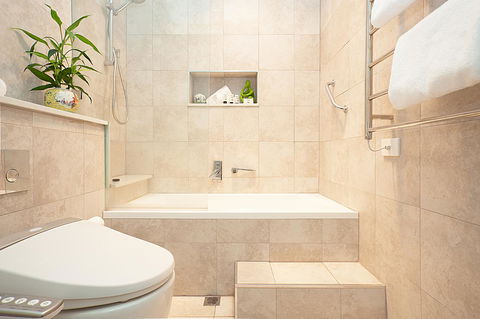 Art Deco Apartment With Breathtaking Water Views - Accommodation Main Beach 5