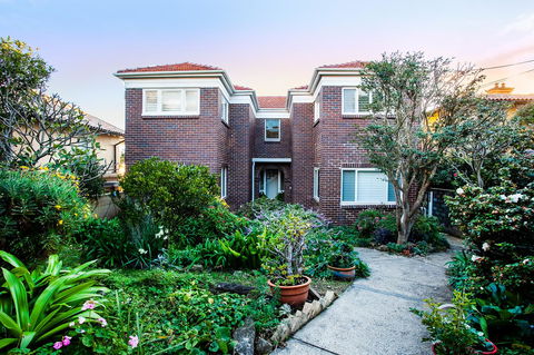 Art Deco Apartment With Breathtaking Water Views - Accommodation Main Beach 13