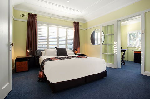 Art Deco Apartment With Breathtaking Water Views - Accommodation Main Beach 1