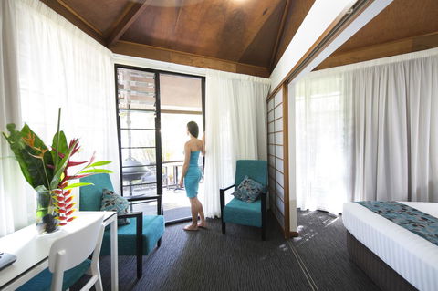 Palms City Resort - Accommodation Main Beach 0