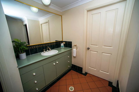 Beaches Serviced Apartments - Accommodation Main Beach 32