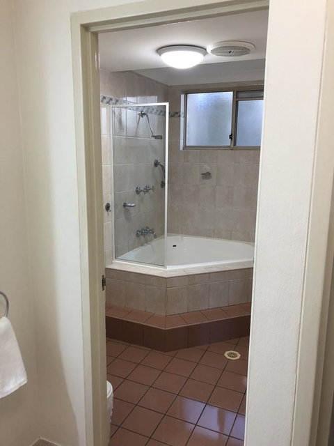 Beaches Serviced Apartments - Accommodation Main Beach 9