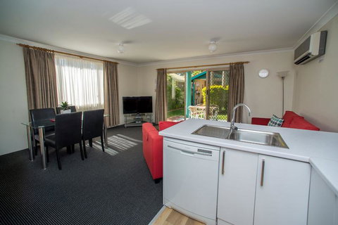 Beaches Serviced Apartments - Accommodation Main Beach 19
