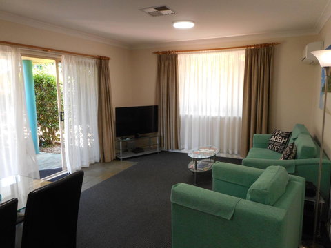 Beaches Serviced Apartments - Accommodation Main Beach 27
