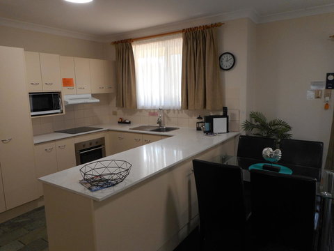 Beaches Serviced Apartments - Accommodation Main Beach 26