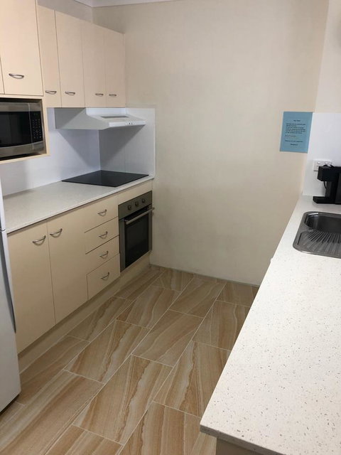 Beaches Serviced Apartments - Accommodation Main Beach 11